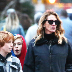 Exclusif - Julia Roberts se balade à New York avec ses enfants le 3 décembre 2018.