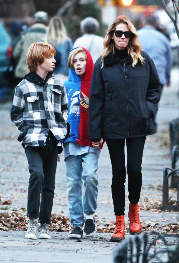 Exclusif - Julia Roberts se balade à New York avec ses enfants le 3 décembre 2018.
