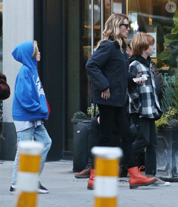 Exclusif - Julia Roberts se balade à New York avec ses enfants le 3 décembre 2018.