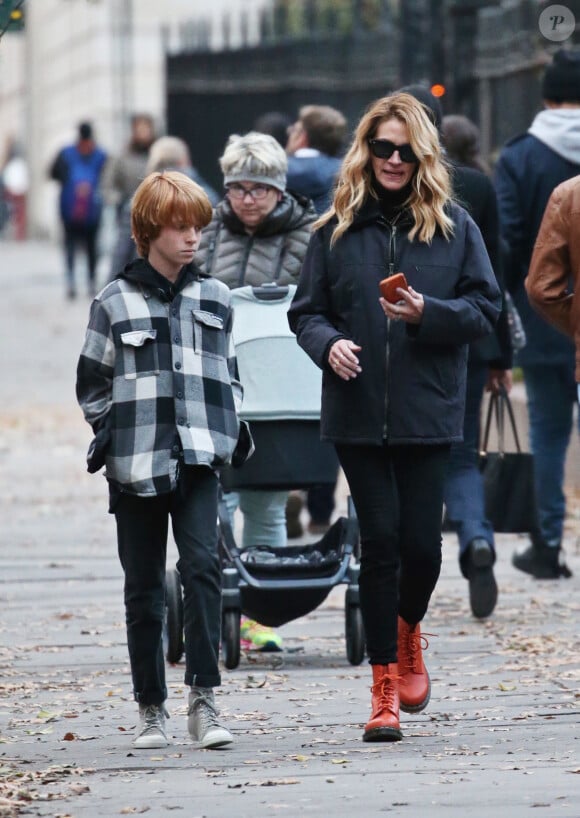 Exclusif - Julia Roberts se balade à New York avec ses enfants le 3 décembre 2018.