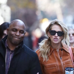 Julia Roberts se balade au bras de son bodyguard dans la rue à New York le 4 décembre 2018.