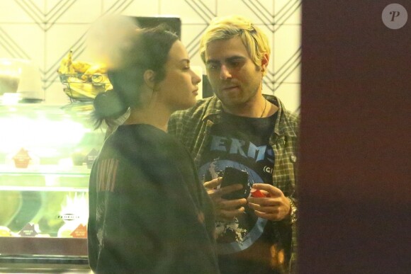 Exclusif - Demi Lovato et son nouveau compagnon Henry Levy sont allés en amoureux à The Coffee Bean & Tea Leaf à West Hollywood, le 5 novembre 2018.