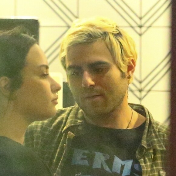 Exclusif - Demi Lovato et son nouveau compagnon Henry Levy sont allés en amoureux à The Coffee Bean & Tea Leaf à West Hollywood, le 5 novembre 2018.