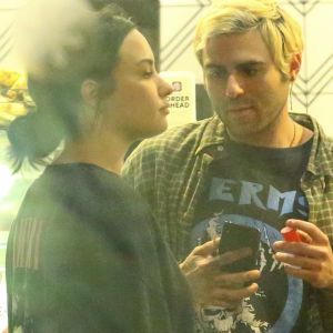 Exclusif - Demi Lovato et son nouveau compagnon Henry Levy sont allés en amoureux à The Coffee Bean & Tea Leaf à West Hollywood, le 5 novembre 2018.