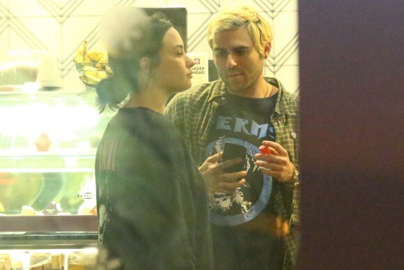 Exclusif - Demi Lovato et son nouveau compagnon Henry Levy sont allés en amoureux à The Coffee Bean & Tea Leaf à West Hollywood, le 5 novembre 2018.