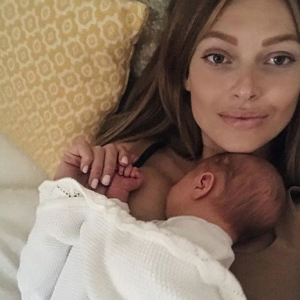 Caroline Receveur et son fils Marlon. Caroline Receveur est clairement LA sexy mummy de l'année.