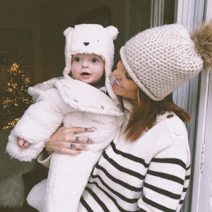 Caroline Receveur et son fils Marlon. Caroline Receveur est clairement LA sexy mummy de l'année.