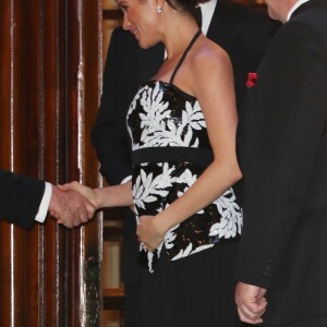 Le prince Harry, duc de Sussex, et Meghan Markle (enceinte), duchesse de Sussex quittent la soirée Royal Variety Performance à Londres le 19 novembre 2018.