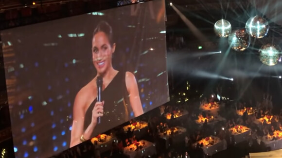 Meghan Markle sur la scène des Fashion Awards à Londres le 10 décembre 2018.