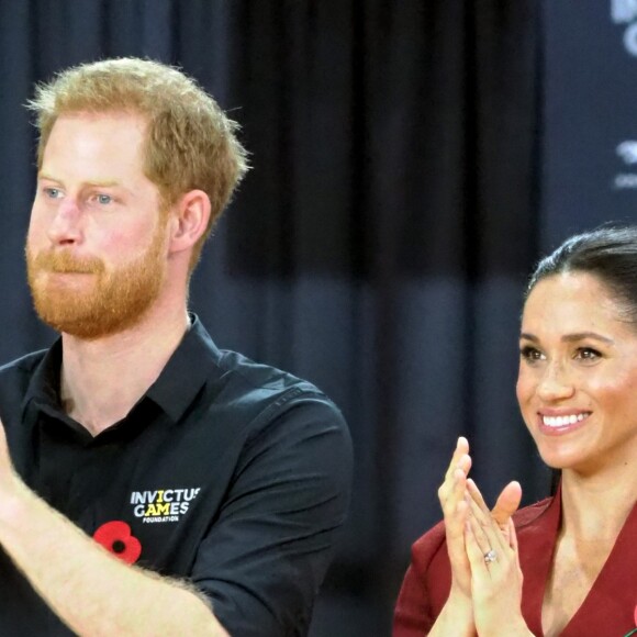 Le prince Harry, duc de Sussex, et Meghan Markle, duchesse de Sussex, enceinte, assistent à la finale de basketball en fauteuil roulant aux Invictus Games 2018 à Sydney, le 27 octobre 2018.