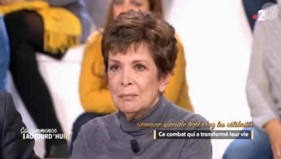 Catherine Laborde écoute un message de sa soeur Françoise Laborde, le 12 décembre 2018 dans "Ça commence aujourd'hui" sur France 2.