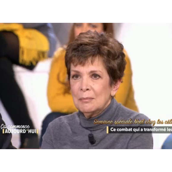 Catherine Laborde écoute un message de sa soeur Françoise Laborde, le 12 décembre 2018 dans "Ça commence aujourd'hui" sur France 2.
