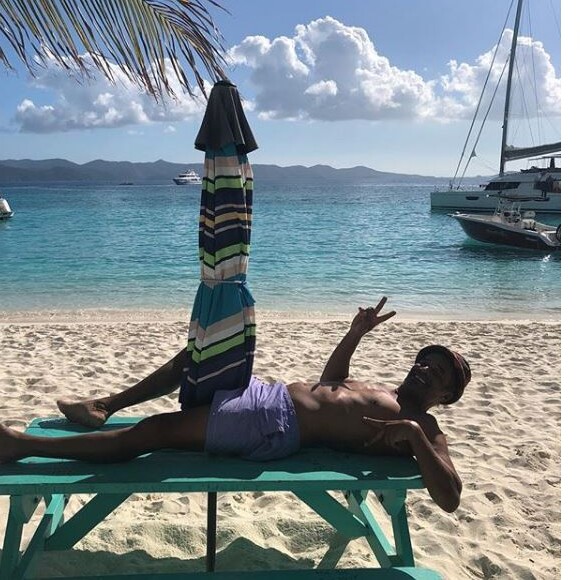 Yannick Noah fait preuve d'humour pendant ses vacances dans Les Caraïbes, le 12 décembre 2018.