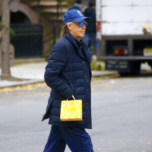 Paul McCartney se balade avec un sac de L'Occitane en Provence sur Madison Avenue à New York, le 21 novembre 2018