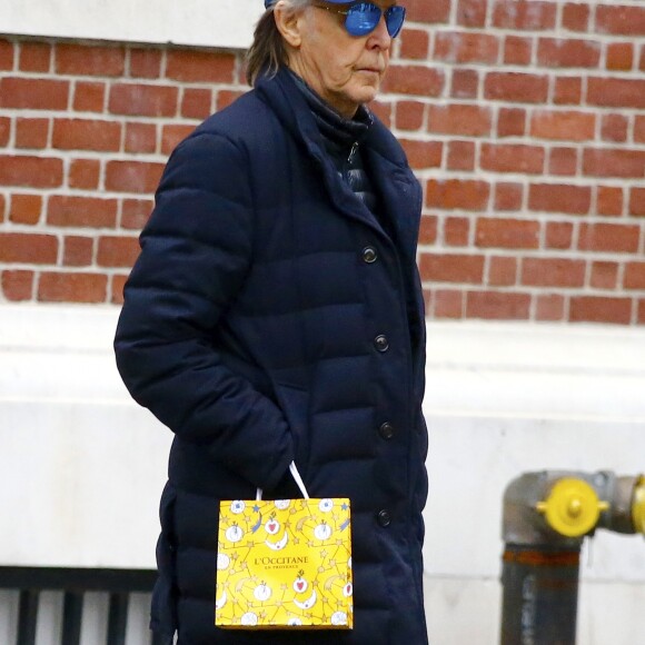 Paul McCartney se balade avec un sac de L'Occitane en Provence sur Madison Avenue à New York, le 21 novembre 2018