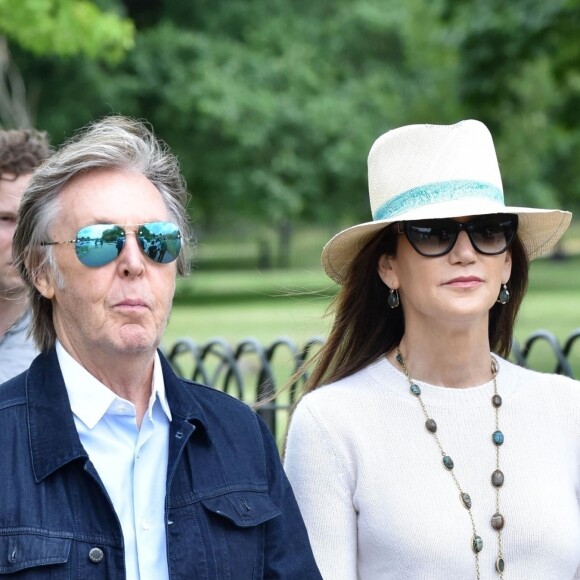 Exclusif - Sir Paul McCartney et sa femme Nancy Shevell marchent le long du Serpentine à Hyde's park Londres le 19 juin 2018