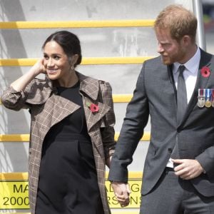 Le prince Harry et Meghan Markle (en robe ASOS) arrivent à Wellington, en Nouvelle-Zélande, le 28 octobre 2018.