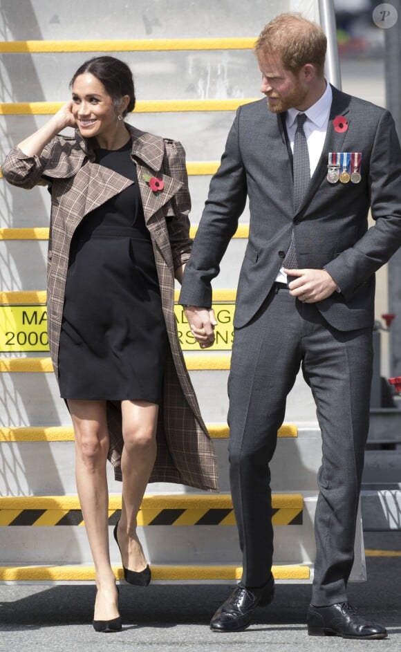 Le prince Harry et Meghan Markle (en robe ASOS) arrivent à Wellington, en Nouvelle-Zélande, le 28 octobre 2018.