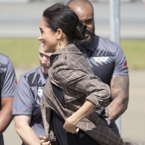 Le prince Harry et Meghan Markle (en robe ASOS) arrivent à Wellington, en Nouvelle-Zélande, le 28 octobre 2018.