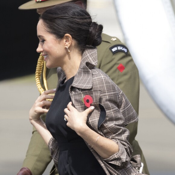 Le prince Harry et Meghan Markle (en robe ASOS) arrivent à Wellington, en Nouvelle-Zélande, le 28 octobre 2018.