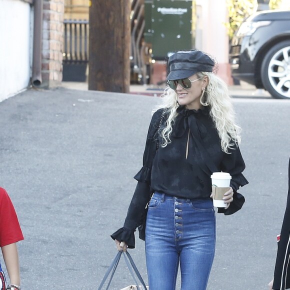 Laeticia Hallyday et ses filles Jade et Joy sont allées faire du shopping dans les boutiques "Petit Ami" (magasin de vêtements pour enfants) et "Elyse Walker" à Los Angeles. Le 17 décembre 2018.