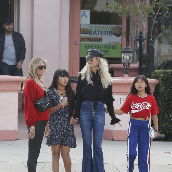 Laeticia Hallyday et ses filles Jade et Joy sont allées faire du shopping dans les boutiques "Petit Ami" (magasin de vêtements pour enfants) et "Elyse Walker" à Los Angeles. Le 17 décembre 2018.