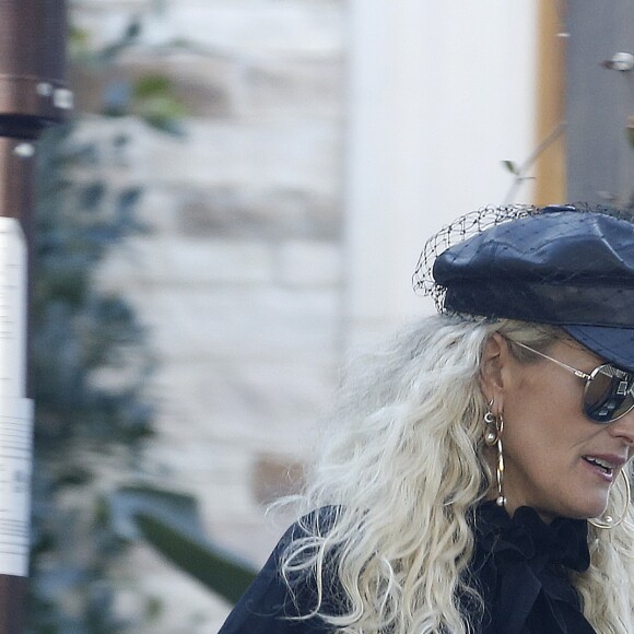 Laeticia Hallyday et ses filles Jade et Joy sont allées faire du shopping dans les boutiques "Petit Ami" (magasin de vêtements pour enfants) et "Elyse Walker" à Los Angeles. Le 17 décembre 2018.