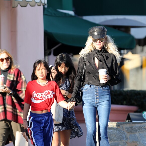 Laeticia Hallyday et ses filles Jade et Joy sont allées faire du shopping dans les boutiques "Petit Ami" (magasin de vêtements pour enfants) et "Elyse Walker" à Los Angeles. Le 17 décembre 2018.