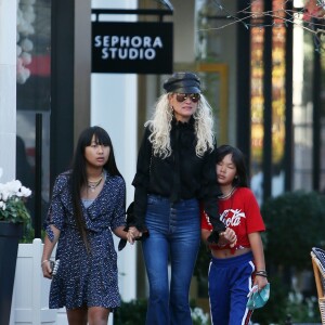 Laeticia Hallyday et ses filles Jade et Joy sont allées faire du shopping dans les boutiques "Petit Ami" (magasin de vêtements pour enfants) et "Elyse Walker" à Los Angeles. Le 17 décembre 2018.