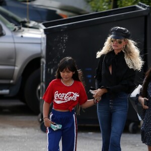 Laeticia Hallyday et ses filles Jade et Joy sont allées faire du shopping dans les boutiques "Petit Ami" (magasin de vêtements pour enfants) et "Elyse Walker" à Los Angeles. Le 17 décembre 2018.