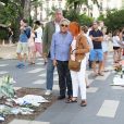 Exclusif - Gilbert Montagné et sa femme Nikole ont fait un arrêt juste à la sortie de l'avion au mémorial des victimes du 14 juillet sur la Promenade des Anglais au kiosque Albert 1er. Une visite de recueillement assez courte juste avant son concert du soir à Nice le 22 juillet 2016.