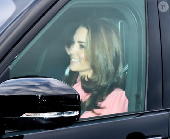 Kate Middleton, duchesse de Cambridge, et le prince William arrivant avec leurs enfants le 19 décembre 2018 pour le déjeuner de Noël en avance organisé par la reine Elizabeth II au palais de Buckingham, à Londres.