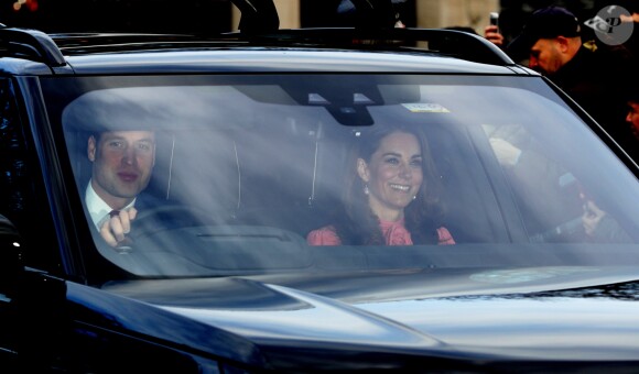 Kate Middleton, duchesse de Cambridge, vêtue d'une veste rose Stella McCartney, en voiture avec son mari et ses enfants au palais de Buckingham à Londres le 19 décembre 2018 pour le traditionnel déjeuner de Noël anticipé organisé par la reine Elizabeth II.