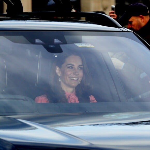 Kate Middleton, duchesse de Cambridge, vêtue d'une veste rose Stella McCartney, en voiture avec son mari et ses enfants au palais de Buckingham à Londres le 19 décembre 2018 pour le traditionnel déjeuner de Noël anticipé organisé par la reine Elizabeth II.