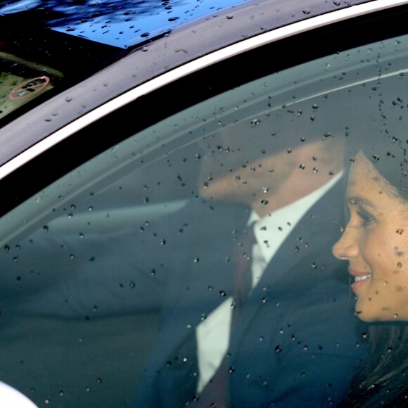 La duchesse Meghan de Sussex (Meghan Markle), enceinte et en robe Erdem, en voiture avec le prince Harry au palais de Buckingham à Londres le 19 décembre 2018 pour le traditionnel déjeuner de Noël anticipé organisé par la reine Elizabeth II.
