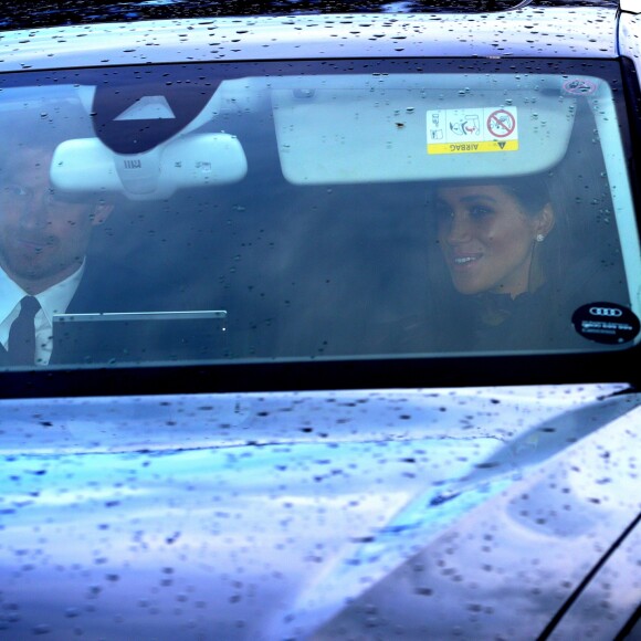 La duchesse Meghan de Sussex (Meghan Markle), enceinte et en robe Erdem, en voiture avec le prince Harry au palais de Buckingham à Londres le 19 décembre 2018 pour le traditionnel déjeuner de Noël anticipé organisé par la reine Elizabeth II.