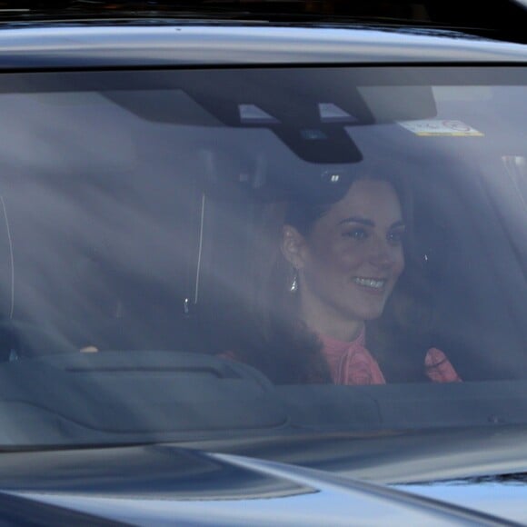 Kate Middleton, duchesse de Cambridge, et le prince William en voiture avec leurs enfants au palais de Buckingham à Londres le 19 décembre 2018 pour le traditionnel déjeuner de Noël anticipé organisé par la reine Elizabeth II.