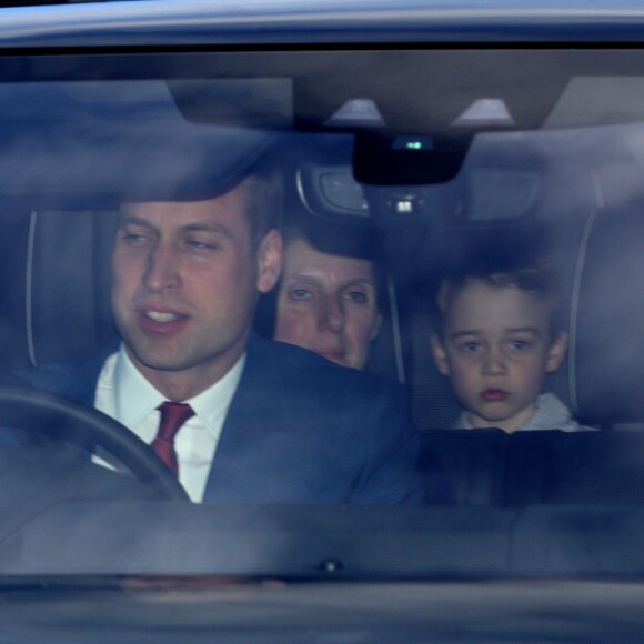 Kate Middleton, duchesse de Cambridge, et le prince William en voiture avec leurs enfants au palais de Buckingham à Londres le 19 décembre 2018 pour le traditionnel déjeuner de Noël anticipé organisé par la reine Elizabeth II.