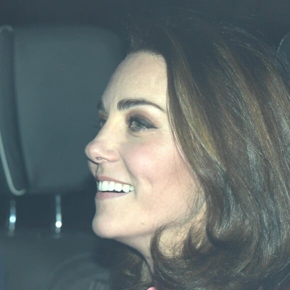 Kate Middleton, duchesse de Cambridge, vêtue d'une veste rose Stella McCartney, en voiture avec son mari et ses enfants au palais de Buckingham à Londres le 19 décembre 2018 pour le traditionnel déjeuner de Noël anticipé organisé par la reine Elizabeth II.