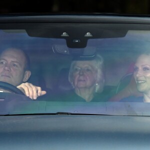 Mike et Zara Tindall en voiture au palais de Buckingham à Londres le 19 décembre 2018 pour le traditionnel déjeuner de Noël anticipé organisé par la reine Elizabeth II.