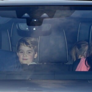 Kate Middleton, duchesse de Cambridge, et le prince William en voiture avec leurs enfants au palais de Buckingham à Londres le 19 décembre 2018 pour le traditionnel déjeuner de Noël anticipé organisé par la reine Elizabeth II.