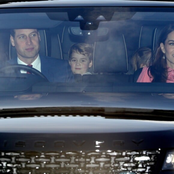 Kate Middleton, duchesse de Cambridge, et le prince William en voiture avec leurs enfants au palais de Buckingham à Londres le 19 décembre 2018 pour le traditionnel déjeuner de Noël anticipé organisé par la reine Elizabeth II.