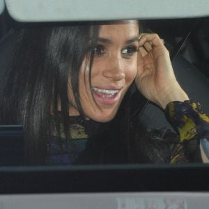 La duchesse Meghan de Sussex (Meghan Markle), enceinte et en robe Erdem, en voiture avec le prince Harry au palais de Buckingham à Londres le 19 décembre 2018 pour le traditionnel déjeuner de Noël anticipé organisé par la reine Elizabeth II.