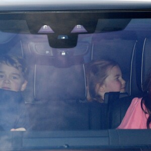 Kate Middleton, duchesse de Cambridge, et le prince William en voiture avec leurs enfants au palais de Buckingham à Londres le 19 décembre 2018 pour le traditionnel déjeuner de Noël anticipé organisé par la reine Elizabeth II.