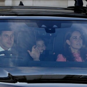 Kate Middleton, duchesse de Cambridge, et le prince William en voiture avec leurs enfants au palais de Buckingham à Londres le 19 décembre 2018 pour le traditionnel déjeuner de Noël anticipé organisé par la reine Elizabeth II.