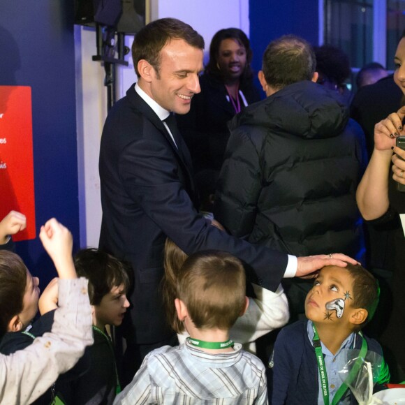 Le président de la république, Emmanuel Macron et la Première Dame fêtent le Noël de l'Elysée à la Manufacture des Gobelins, Paris, France, le 19 décembre 2018. A l'occasion du traditionnel " Noël de l'Elysée " qui a lieu cette année à la Manufacture des Gobelins (en raison des travaux de rénovation actuellement en cours), le Président de la République et la Première Dame ont accueilli des enfants du personnel de l'Elysée, des enfants de policiers, gendarmes, pompiers et de militaires morts ou gravement blessés en service cette année, ainsi que des enfants de l'association ELA, Solidarité enfants Sida, Du Sport et plus, et des résidents de l'institut médico-éducatif Henri Wallon. © Stephane Lemouton / Bestimage