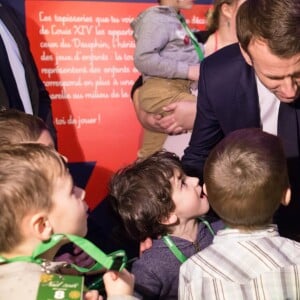 Le président de la république, Emmanuel Macron et la Première Dame fêtent le Noël de l'Elysée à la Manufacture des Gobelins, Paris, France, le 19 décembre 2018. A l'occasion du traditionnel " Noël de l'Elysée " qui a lieu cette année à la Manufacture des Gobelins (en raison des travaux de rénovation actuellement en cours), le Président de la République et la Première Dame ont accueilli des enfants du personnel de l'Elysée, des enfants de policiers, gendarmes, pompiers et de militaires morts ou gravement blessés en service cette année, ainsi que des enfants de l'association ELA, Solidarité enfants Sida, Du Sport et plus, et des résidents de l'institut médico-éducatif Henri Wallon. © Stephane Lemouton / Bestimage