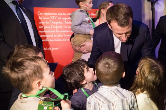 Le président de la république, Emmanuel Macron et la Première Dame fêtent le Noël de l'Elysée à la Manufacture des Gobelins, Paris, France, le 19 décembre 2018. A l'occasion du traditionnel " Noël de l'Elysée " qui a lieu cette année à la Manufacture des Gobelins (en raison des travaux de rénovation actuellement en cours), le Président de la République et la Première Dame ont accueilli des enfants du personnel de l'Elysée, des enfants de policiers, gendarmes, pompiers et de militaires morts ou gravement blessés en service cette année, ainsi que des enfants de l'association ELA, Solidarité enfants Sida, Du Sport et plus, et des résidents de l'institut médico-éducatif Henri Wallon. © Stephane Lemouton / Bestimage