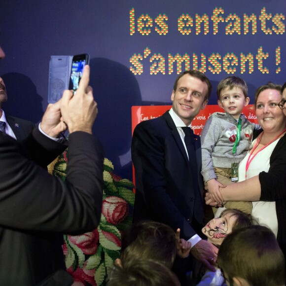 Le président de la république, Emmanuel Macron et la Première Dame fêtent le Noël de l'Elysée à la Manufacture des Gobelins, Paris, France, le 19 décembre 2018. A l'occasion du traditionnel " Noël de l'Elysée " qui a lieu cette année à la Manufacture des Gobelins (en raison des travaux de rénovation actuellement en cours), le Président de la République et la Première Dame ont accueilli des enfants du personnel de l'Elysée, des enfants de policiers, gendarmes, pompiers et de militaires morts ou gravement blessés en service cette année, ainsi que des enfants de l'association ELA, Solidarité enfants Sida, Du Sport et plus, et des résidents de l'institut médico-éducatif Henri Wallon. © Stephane Lemouton / Bestimage