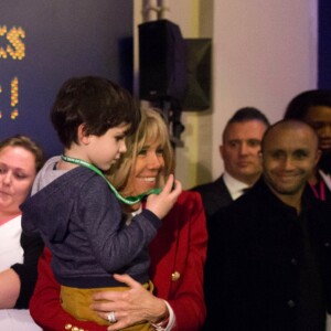 Le président de la république, Emmanuel Macron et la Première Dame fêtent le Noël de l'Elysée à la Manufacture des Gobelins, Paris, France, le 19 décembre 2018. A l'occasion du traditionnel " Noël de l'Elysée " qui a lieu cette année à la Manufacture des Gobelins (en raison des travaux de rénovation actuellement en cours), le Président de la République et la Première Dame ont accueilli des enfants du personnel de l'Elysée, des enfants de policiers, gendarmes, pompiers et de militaires morts ou gravement blessés en service cette année, ainsi que des enfants de l'association ELA, Solidarité enfants Sida, Du Sport et plus, et des résidents de l'institut médico-éducatif Henri Wallon. © Stephane Lemouton / Bestimage